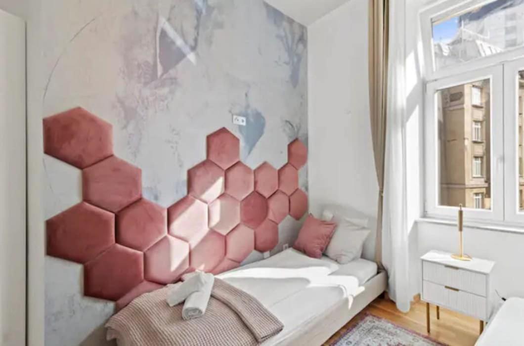 2 Minutes To Metro I Rooftop I Designer * Wien
